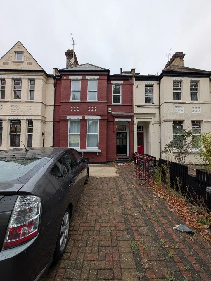 House Melrose Avenue in Greater London