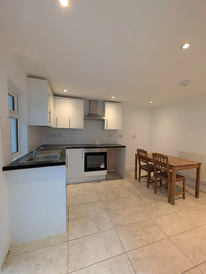 House Melrose Avenue in Greater London