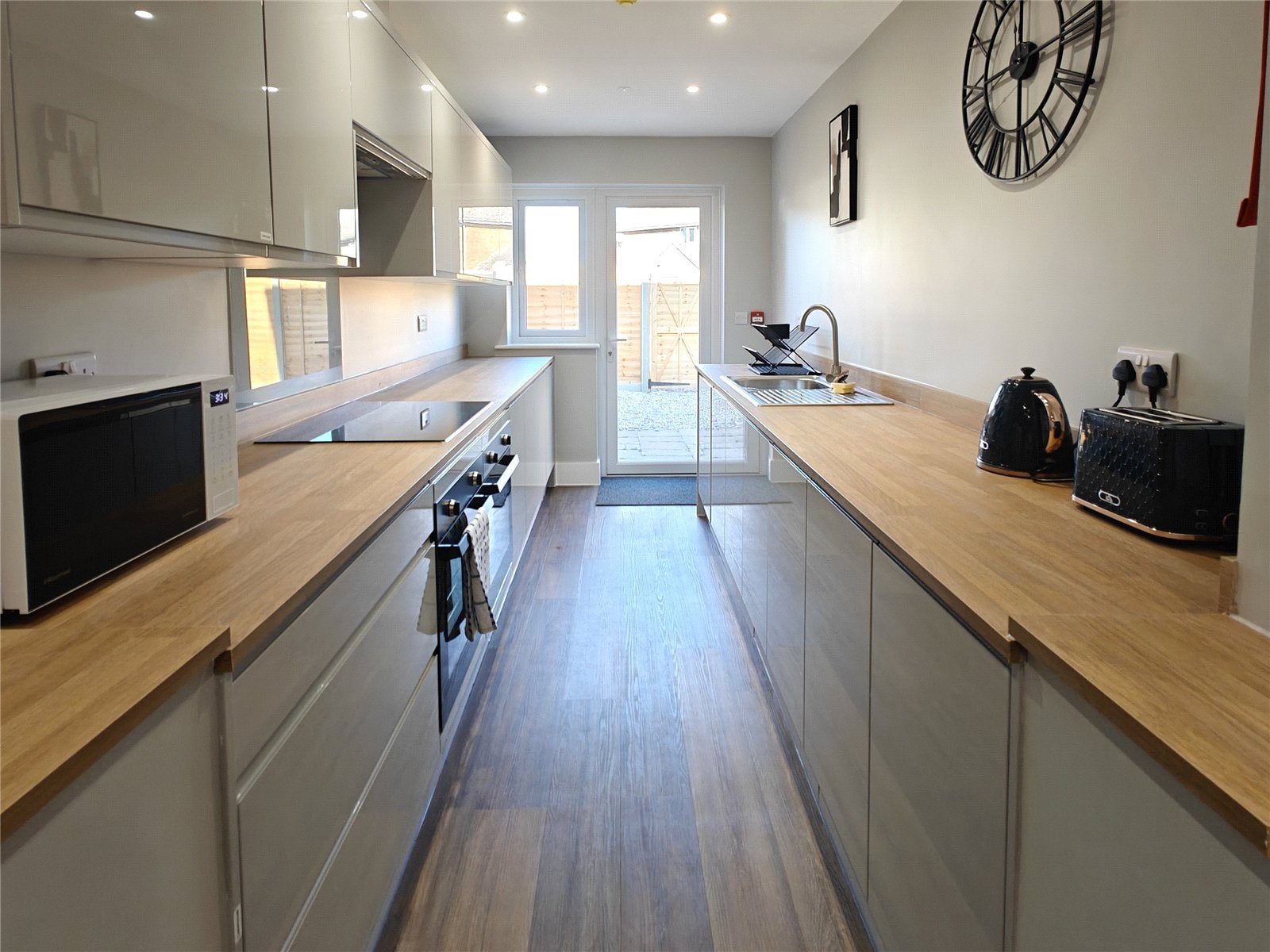 Room Cedar Way in Guildford