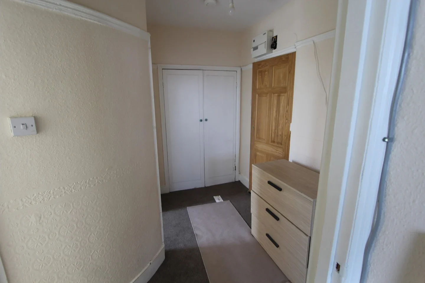 Flat Pemberton Road in Greater London