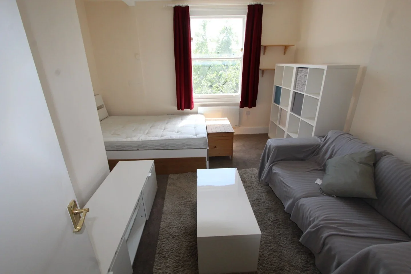 Flat Pemberton Road in Greater London