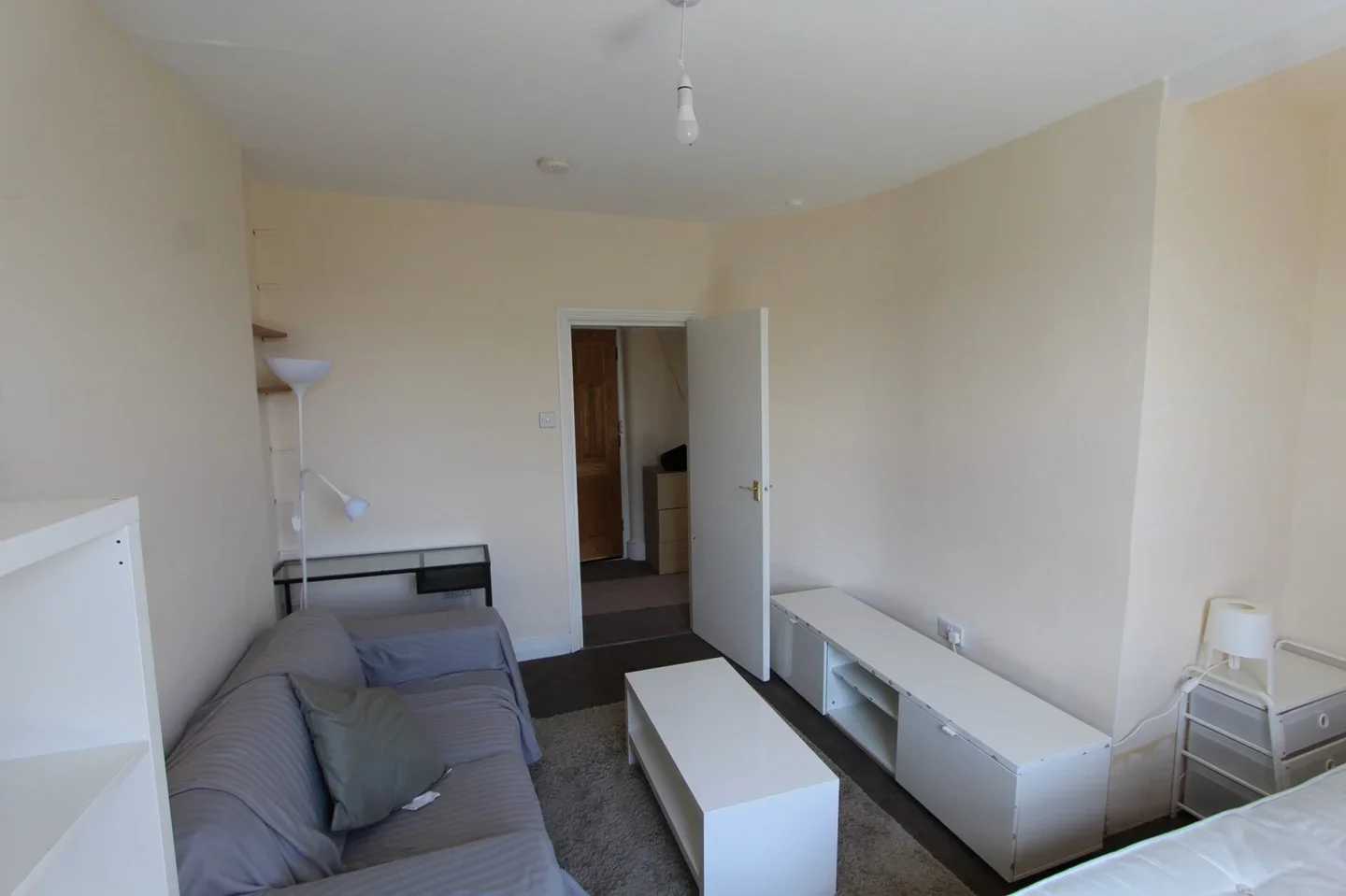 Flat Pemberton Road in Greater London