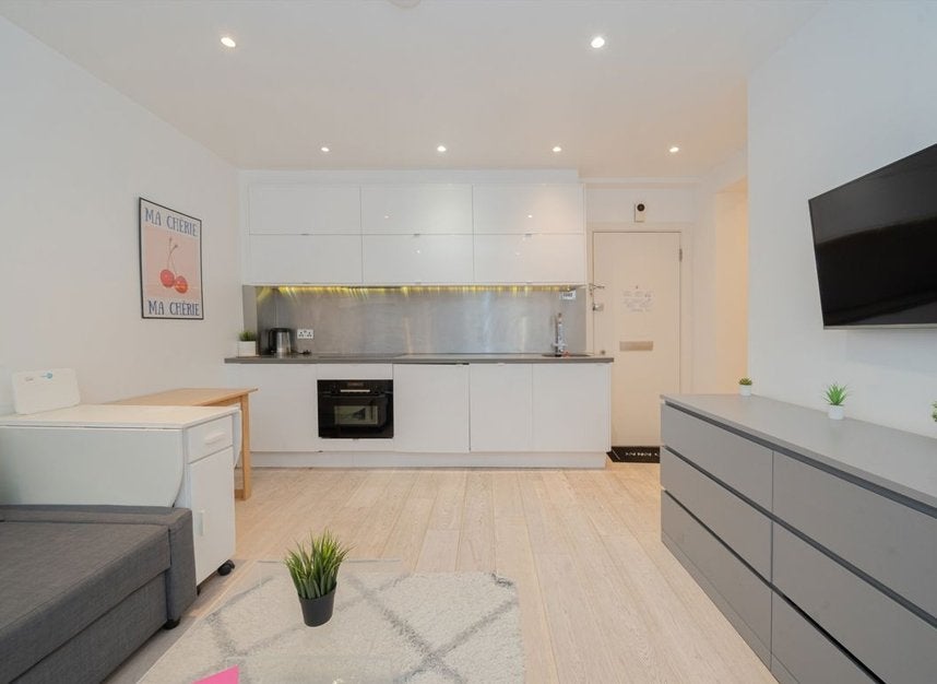 Flat Sloane Avenue in Greater London