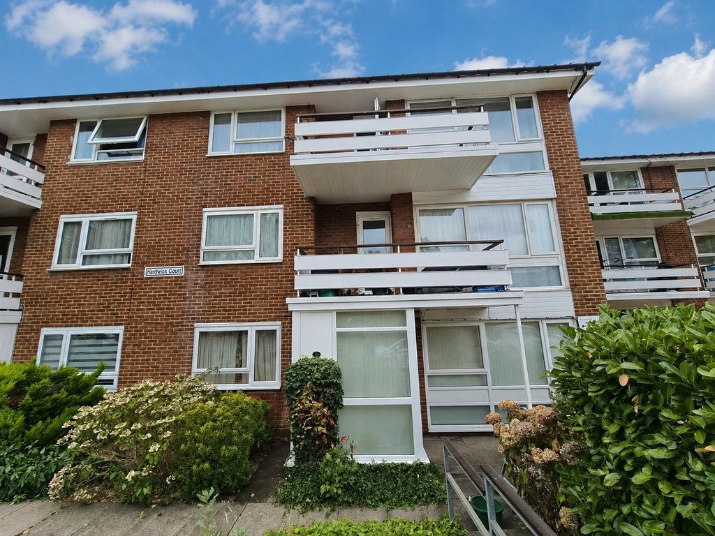 Flat Hardwick Close in Greater London