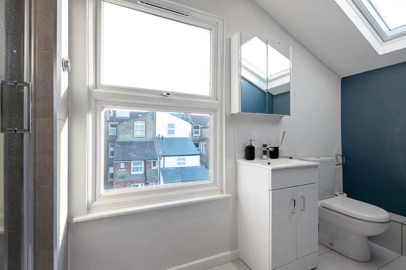 Room Coverton Road in Greater London