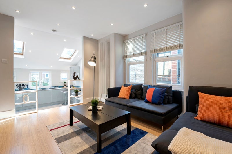 Room Coverton Road in Greater London