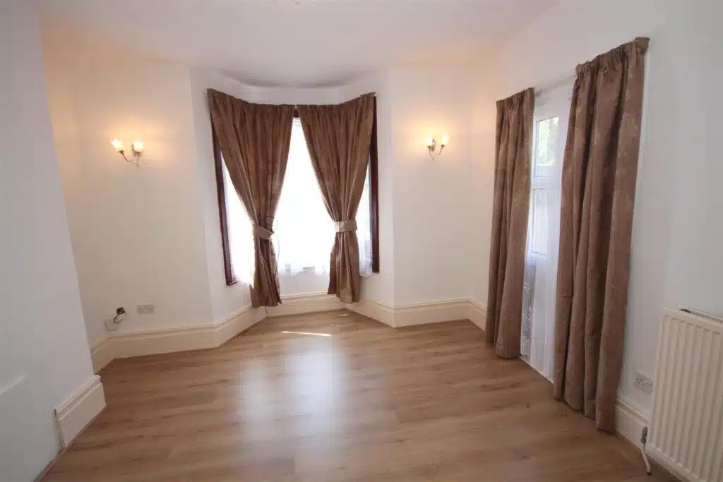 House Wyvern Close in Dartford