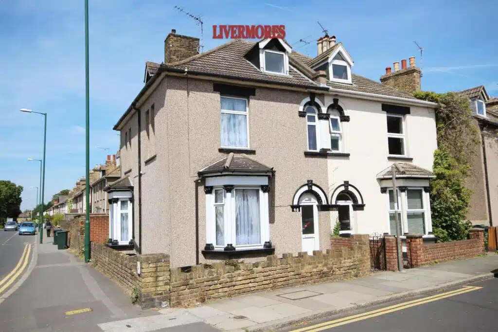 House Wyvern Close in Dartford