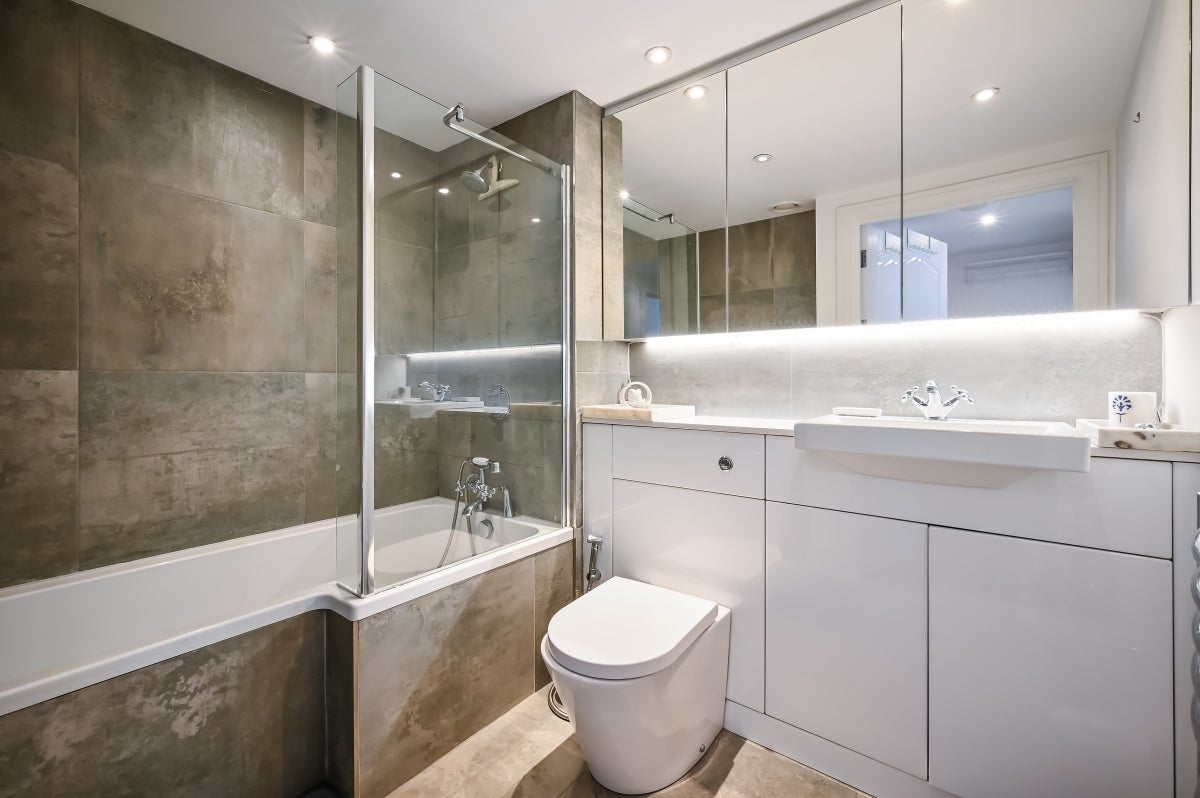 Flat Queenstown Road in Greater London