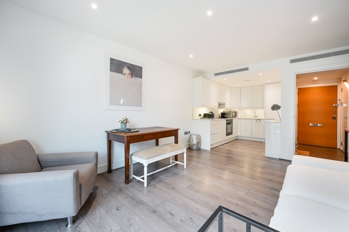 Flat Queenstown Road in Greater London