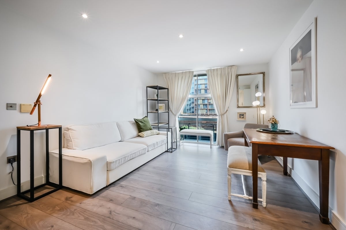 Flat Queenstown Road in Greater London