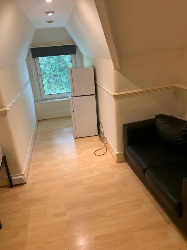 Room High Road in Greater London