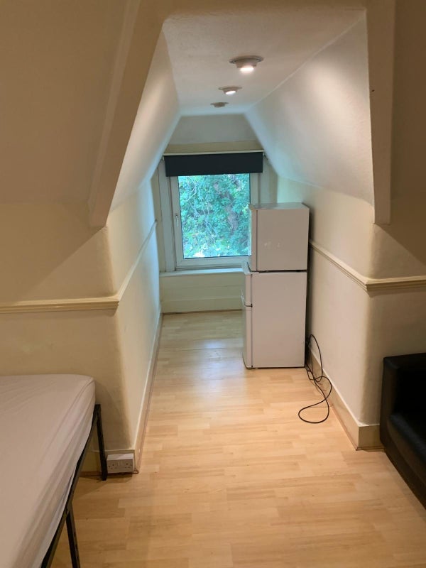 Room High Road in Greater London