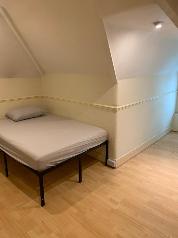 Room High Road in Greater London