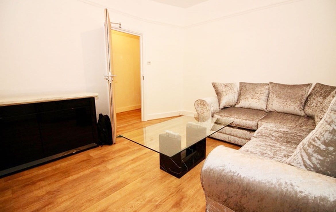 Flat Beulah Road in Greater London