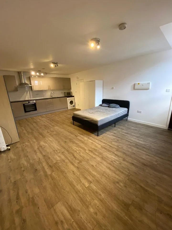 Flat Twyford Crescent in Greater London