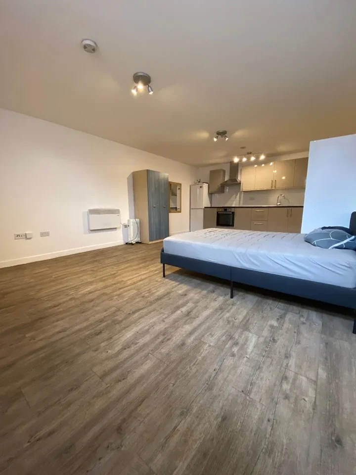 Flat Twyford Crescent in Greater London