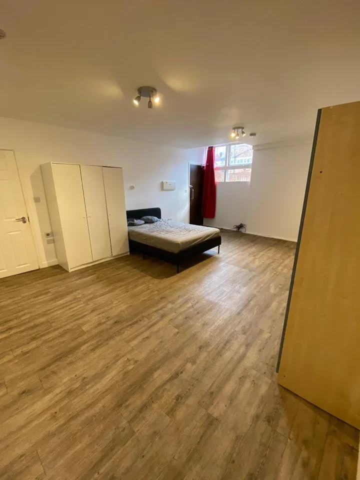 Flat Twyford Crescent in Greater London