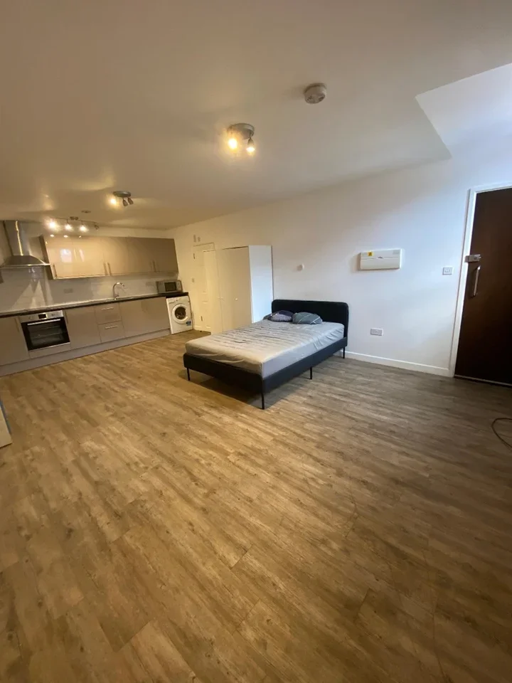 Flat Twyford Crescent in Greater London