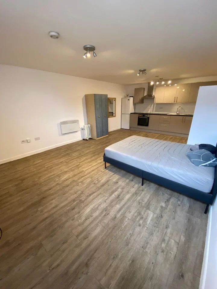 Flat Twyford Crescent in Greater London