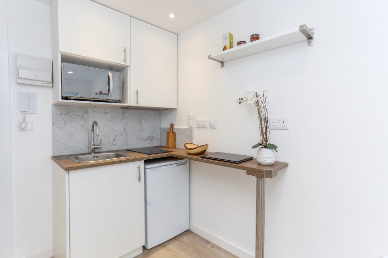 Room Old Oak Common Lane in Greater London