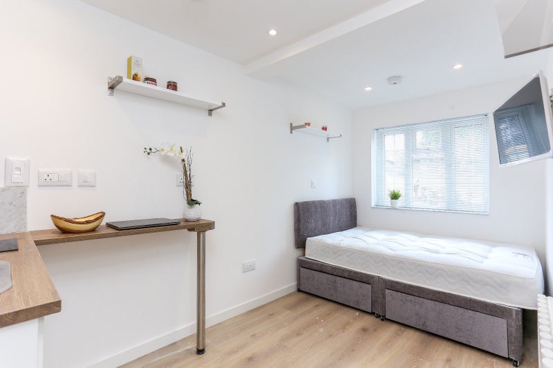 Room Old Oak Common Lane in Greater London