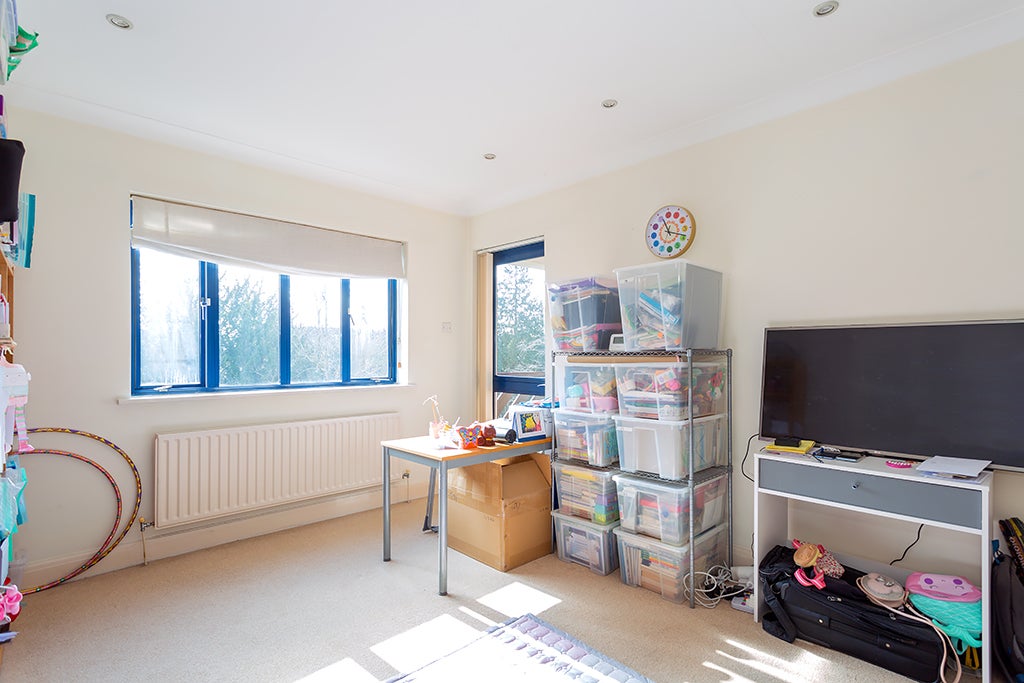 Flat Worcester Road in Greater London