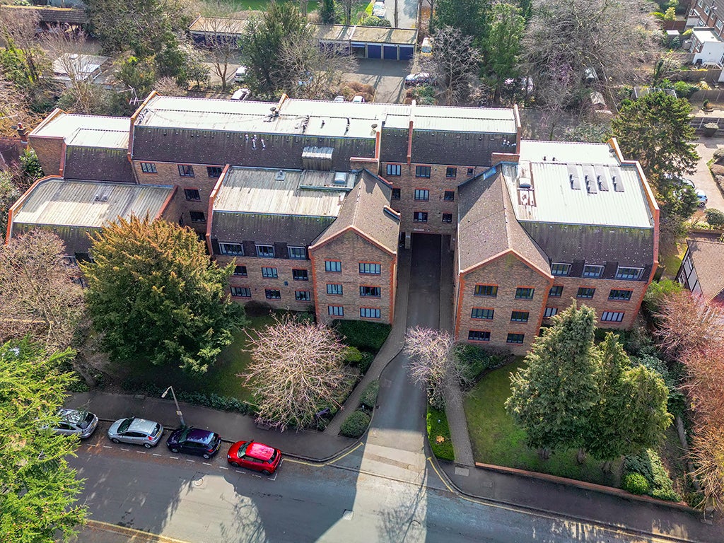 Flat Worcester Road in Greater London