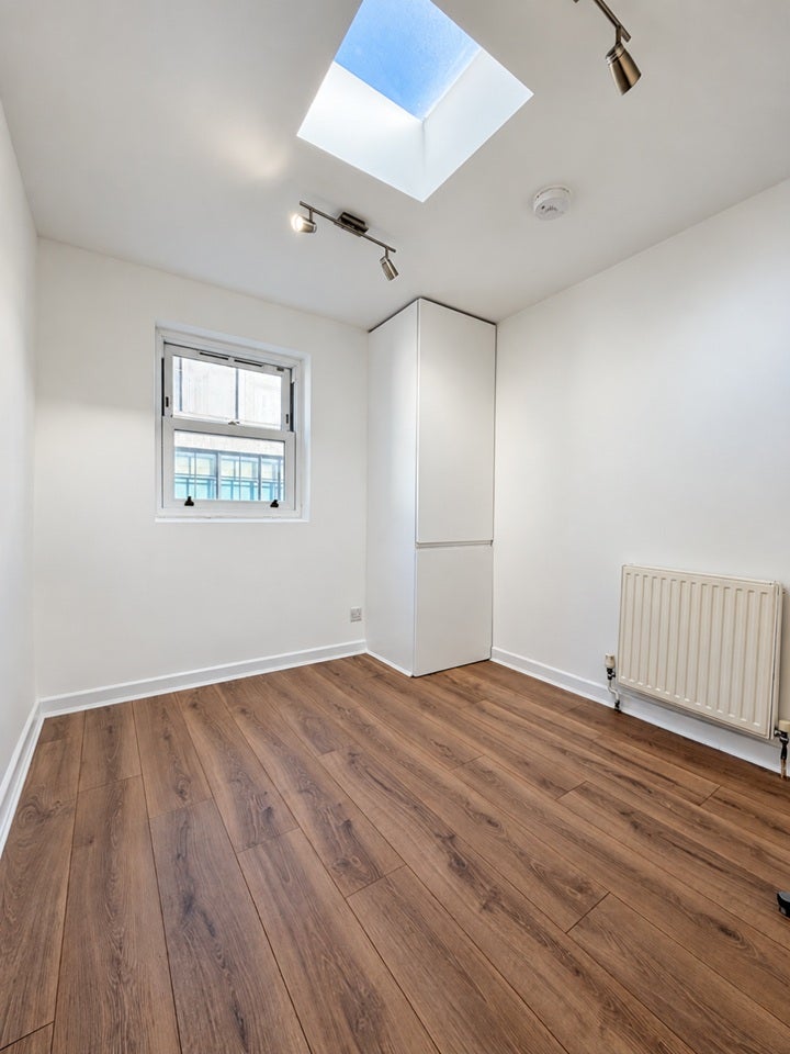 Flat Leather Lane in Greater London