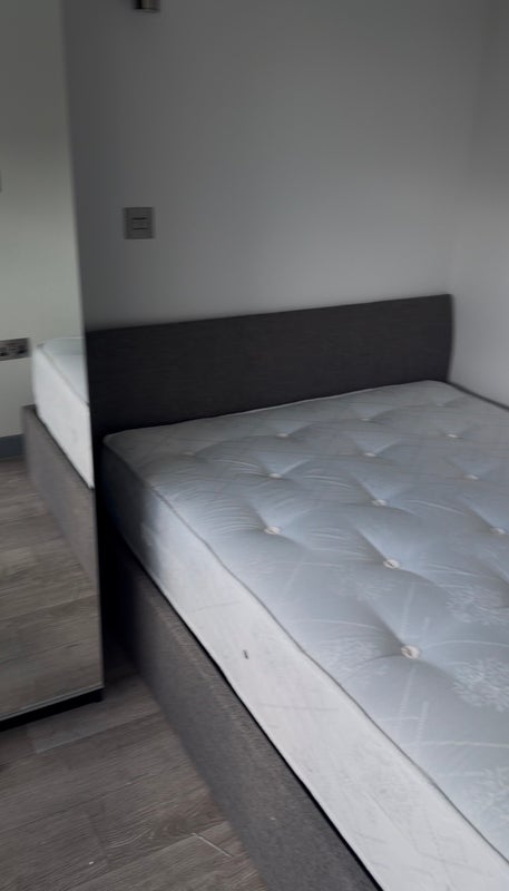 Room High Road in Greater London