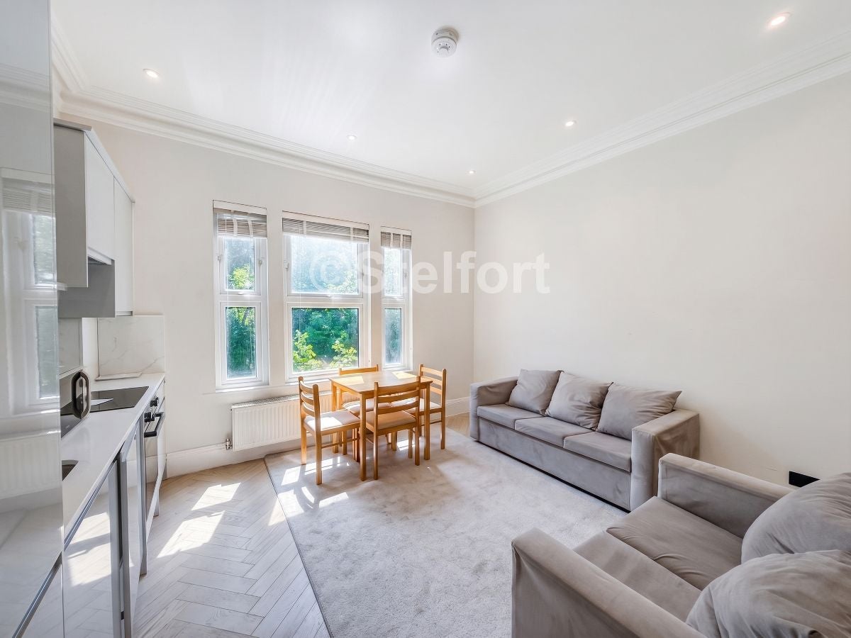 Flat Friern Barnet Road in Greater London