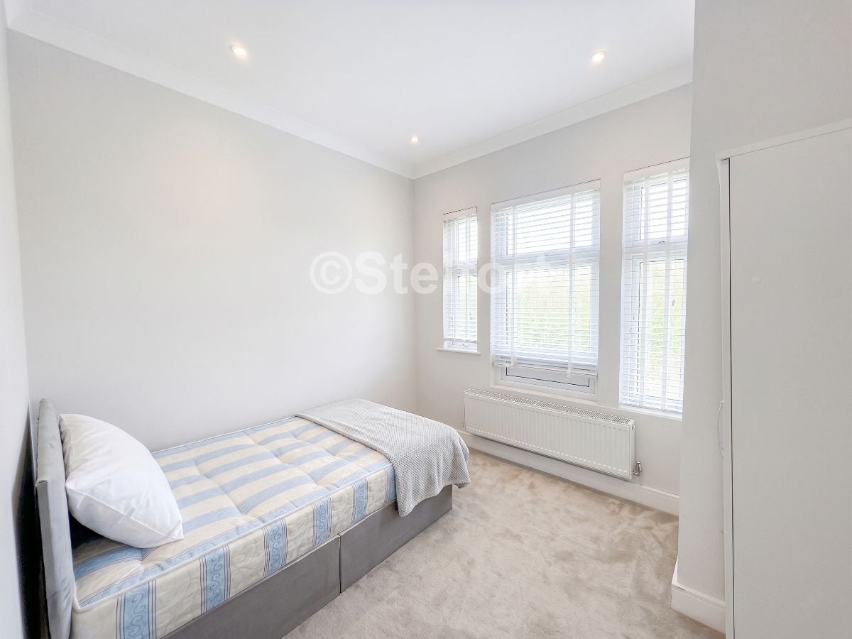 Flat Friern Barnet Road in Greater London