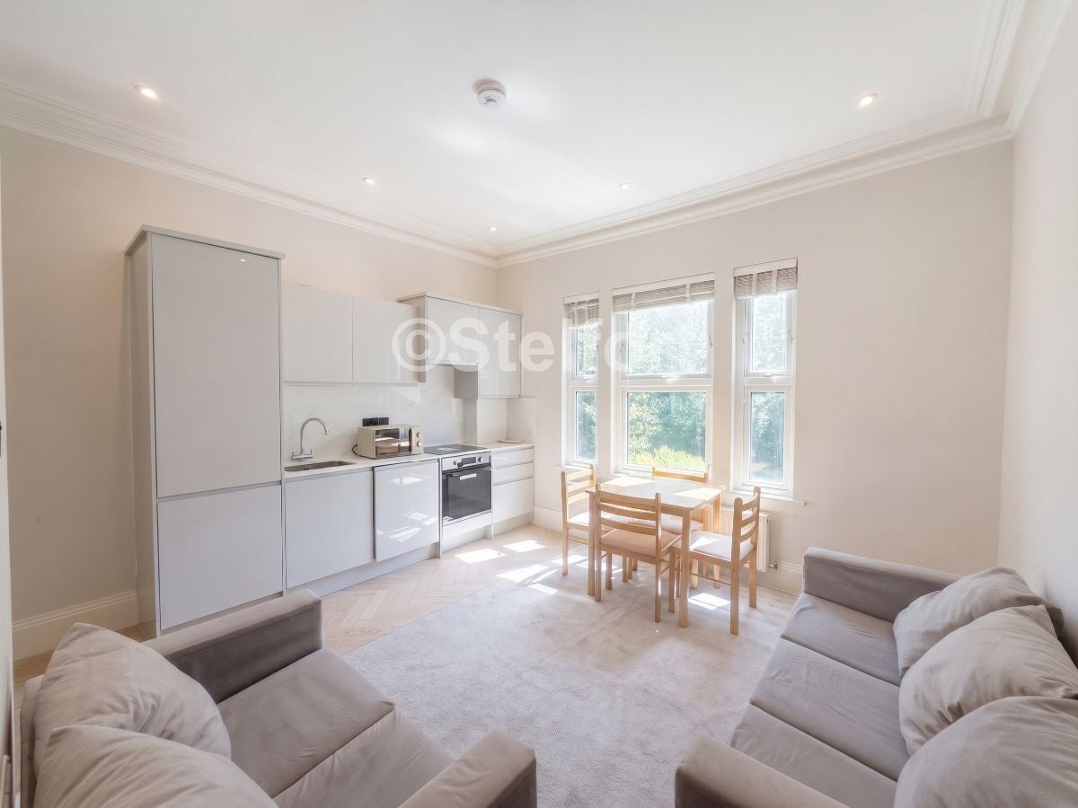 Flat Friern Barnet Road in Greater London