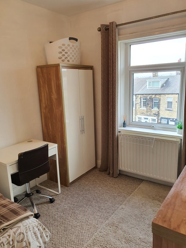 Room Exmouth Place in Bradford