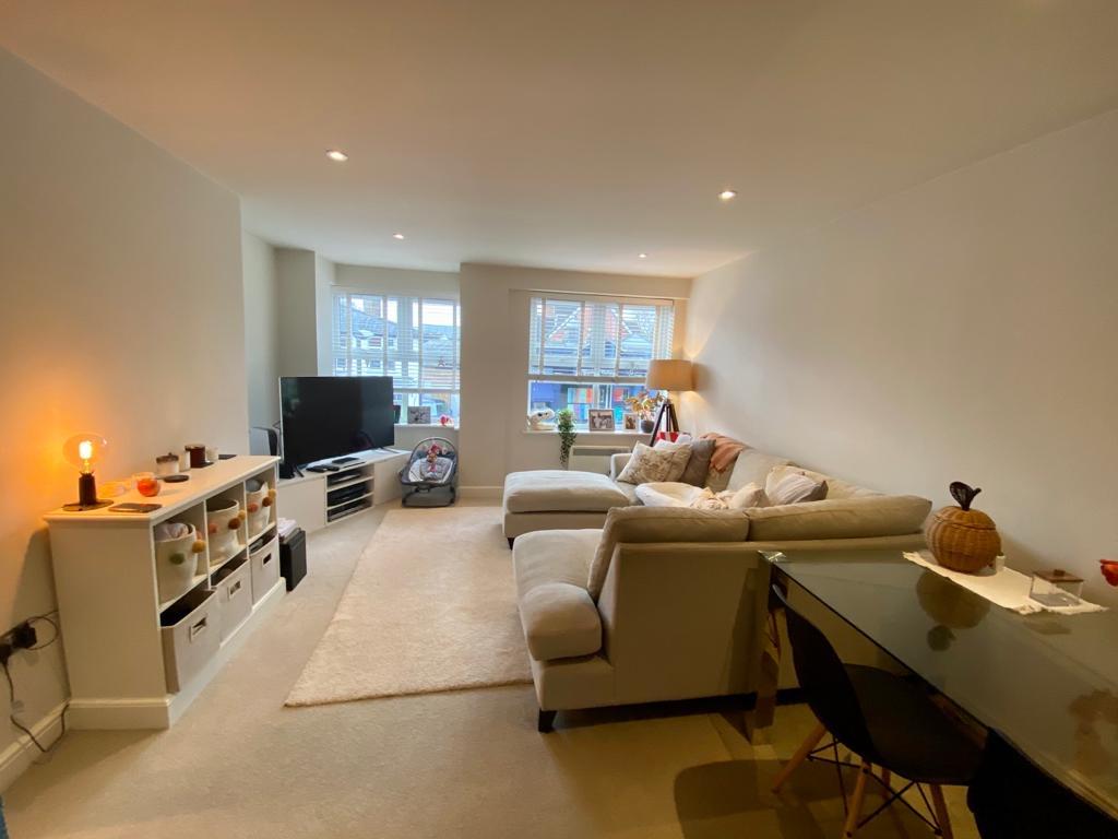 Flat Queens Road in Elmbridge