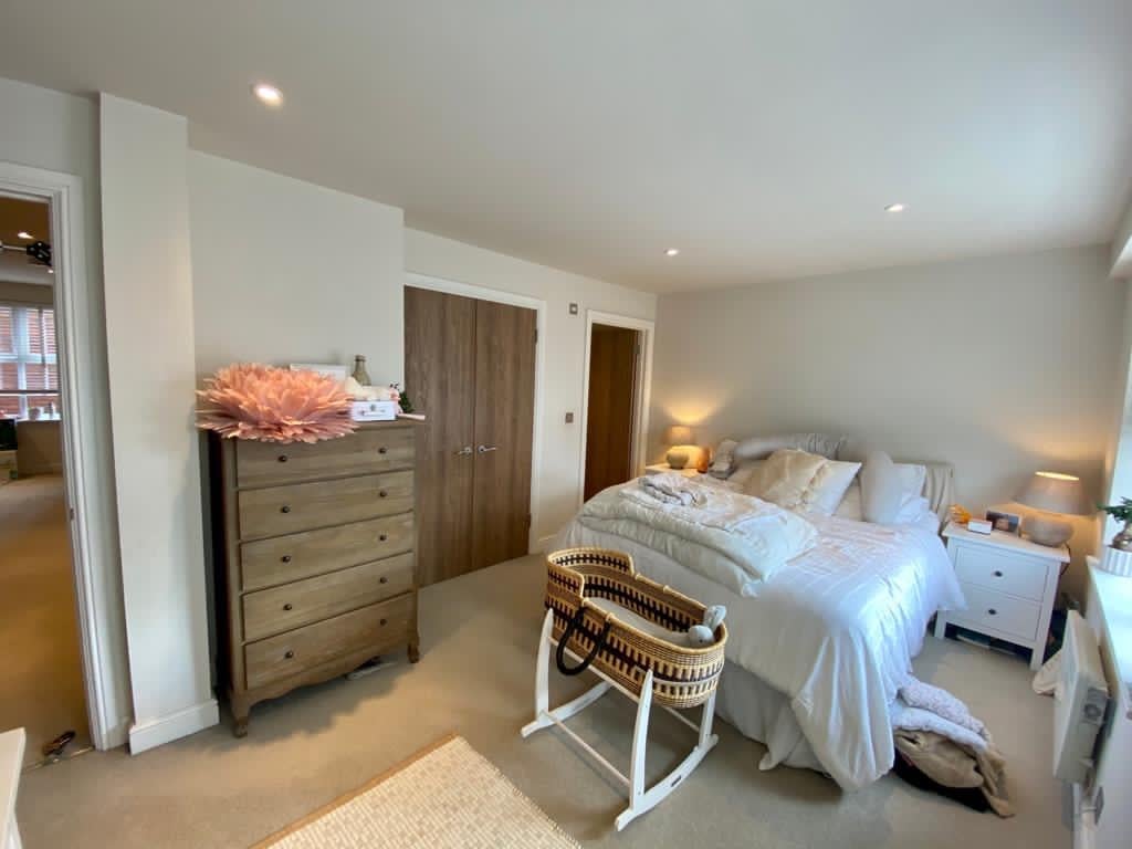 Flat Queens Road in Elmbridge