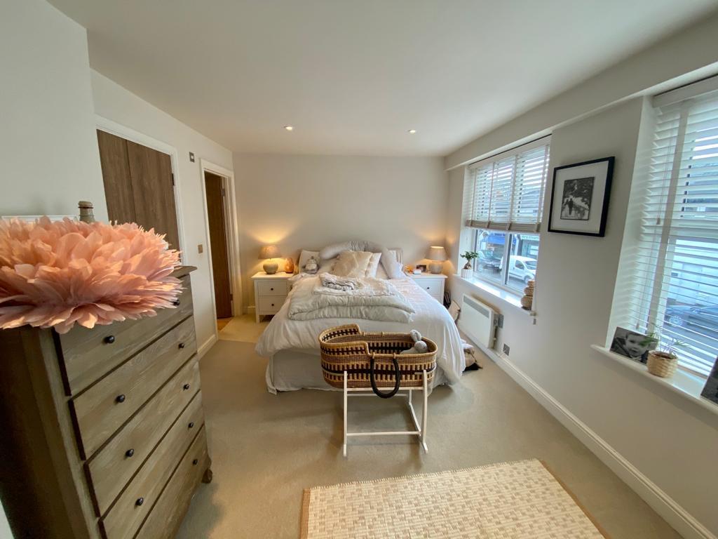 Flat Queens Road in Elmbridge