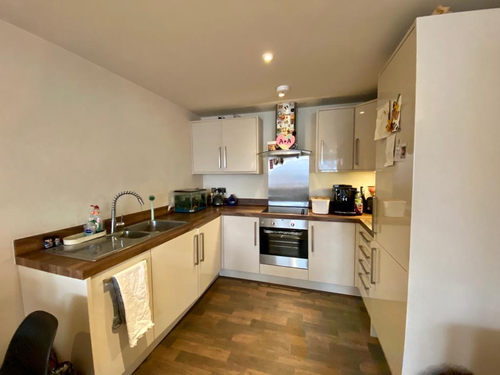 Flat Queens Road in Elmbridge