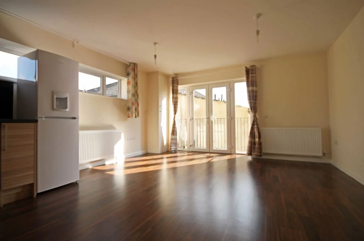 Flat Camm Gardens in Greater London