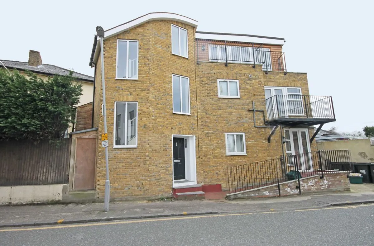 Flat Camm Gardens in Greater London