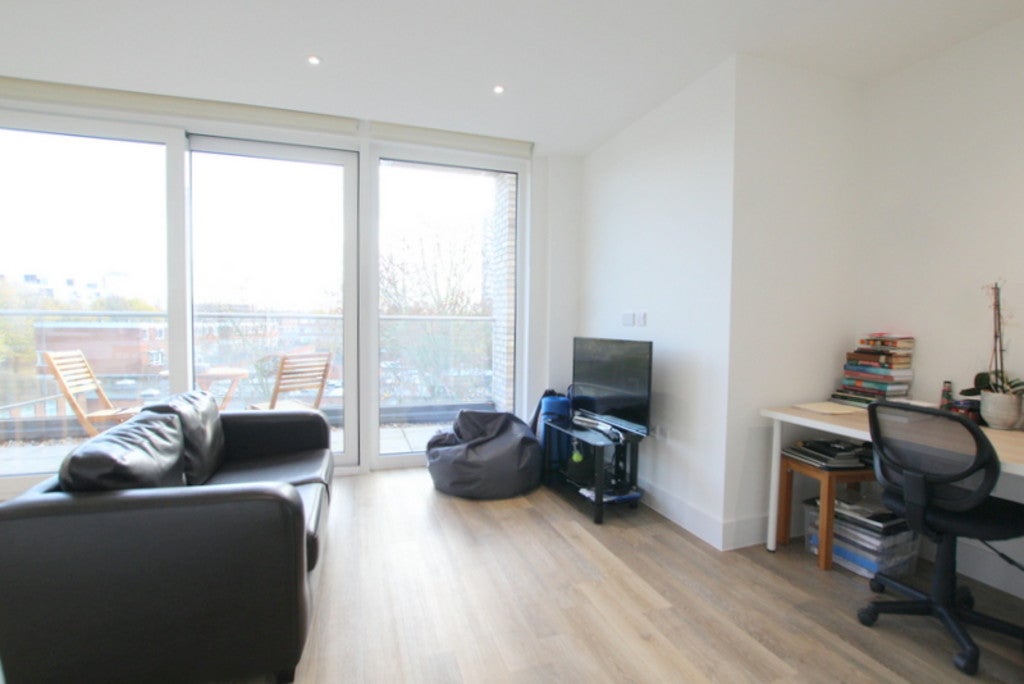 Flat Hyde Lane in Greater London
