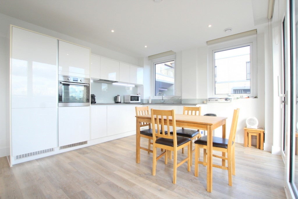 Flat Hyde Lane in Greater London