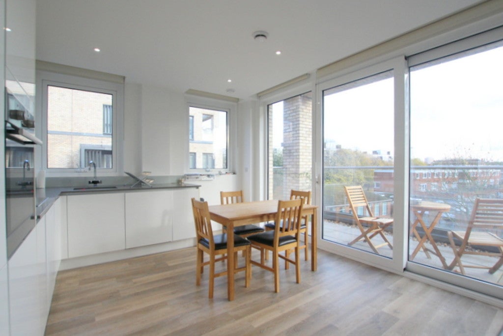 Flat Hyde Lane in Greater London