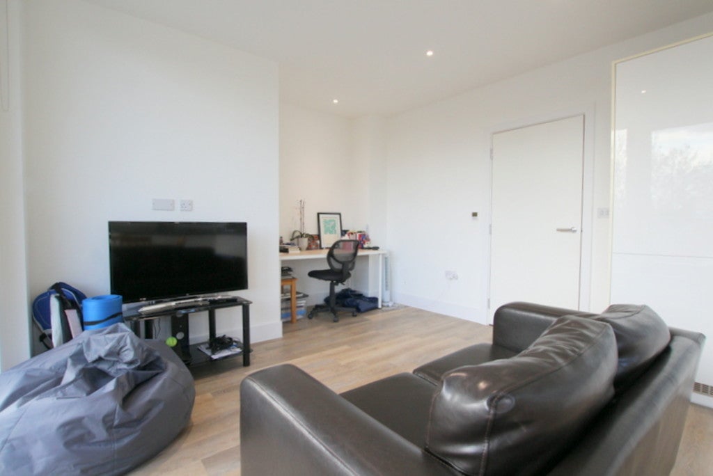 Flat Hyde Lane in Greater London