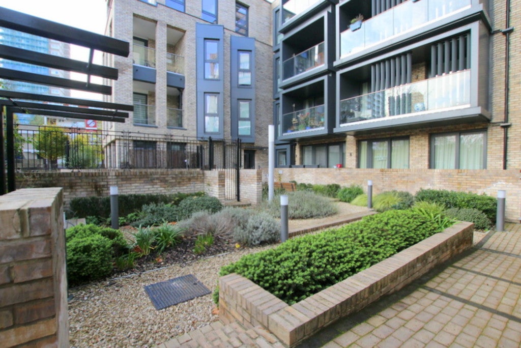Flat Hyde Lane in Greater London