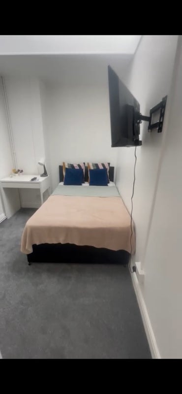 Room Lockleaze Road in Bristol