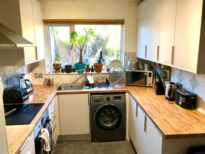 Room Charfield Road in Bristol