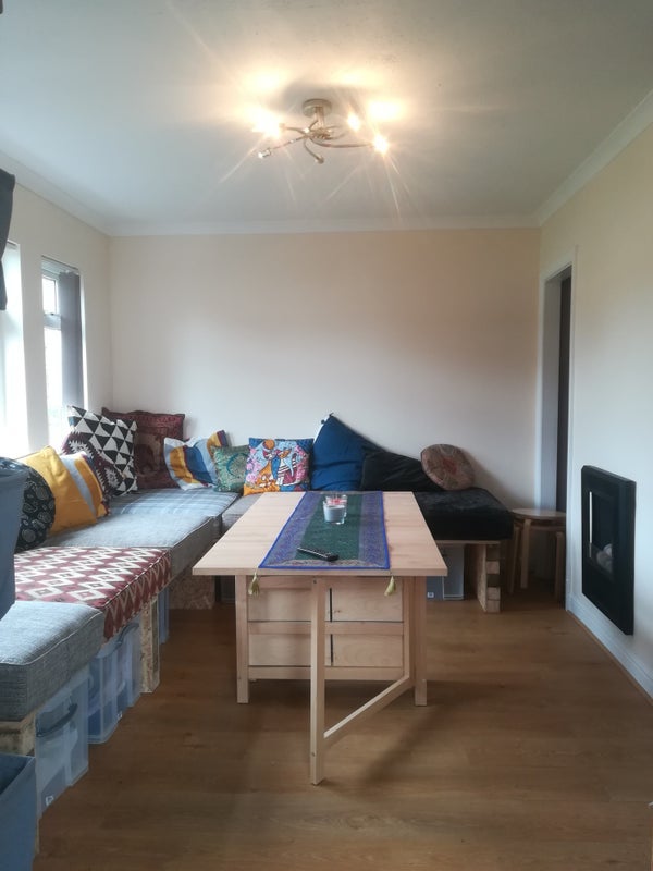 Room Charfield Road in Bristol