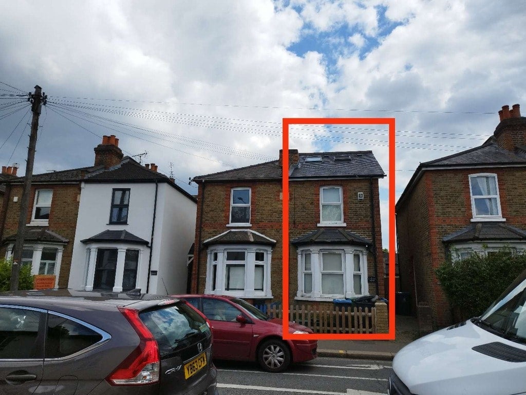 Room Hawks Road in Greater London