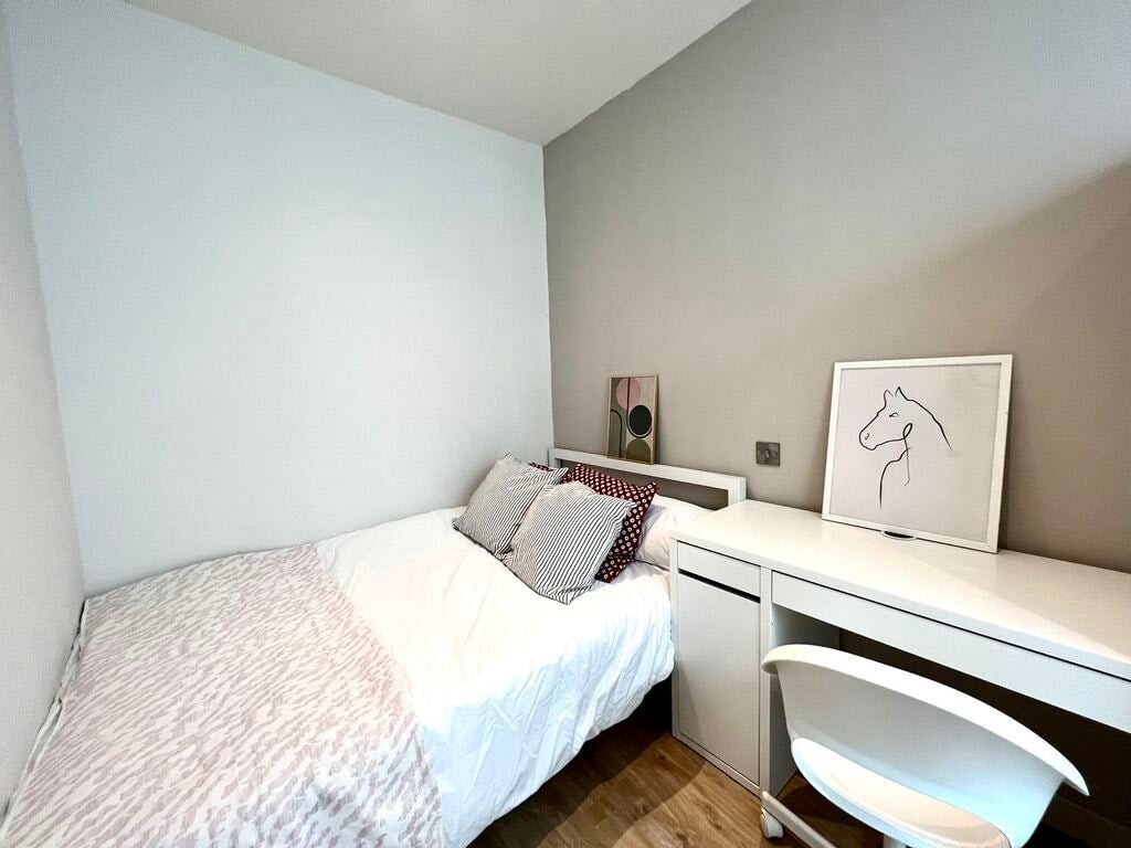 Room Hawks Road in Greater London